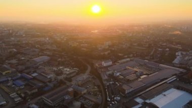 Sanayi binasının çatısına yeşil ekolojik elektrik üretmek için monte edilen mavi fotovoltaik güneş panellerinin hava görüntüsü. Sürdürülebilir enerji konsepti üretimi.