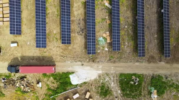正在建设的发电厂的空中视图 卡车将太阳能电池板组件装在金属框架上生产电能 可再生能源发电的发展 — 图库视频影像