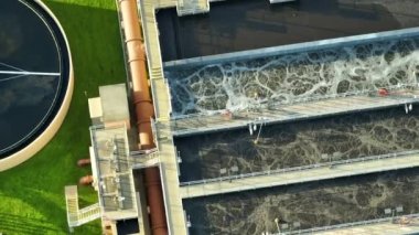Kentsel atık su arıtma tesisindeki modern su temizleme tesisinin havadan görüntüsü. İstenmeyen kimyasalların, askıya alınmış katı maddelerin ve gazların kirlenmiş sıvılardan çıkarılması süreci.