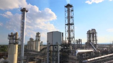 Petrol ve gaz rafinerisi yüksek rafineri fabrikası üretim yapısına sahip petrokimya fabrikasının havadan görünüşü.