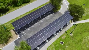 Güneş panellerinin havadan görünüşü park yerinin gölgelik çatısı olarak yerleştirildi. Etkili temiz elektrik üretimi için park edilmiş arabalar için. Fotovoltaik teknoloji şehir altyapısına entegre edildi.
