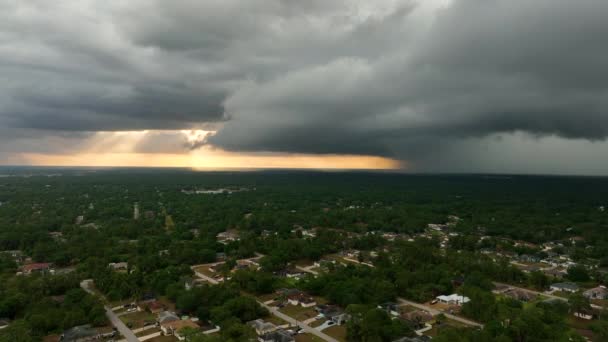 폭풍우 가치는 하늘에 형성되는 지역에 뇌우가 내리기 — 비디오