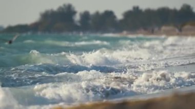 Kıyıya vuran köpüklü dalgalarla sahil kıyısı..