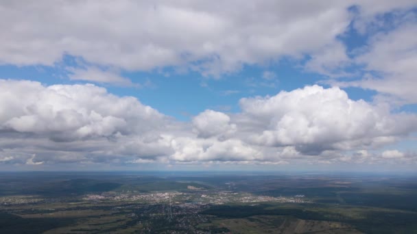 Letecký Pohled Velké Výšky Vzdáleného Města Pokrytý Nadýchanými Hromadnými Mraky — Stock video