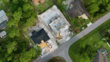 Ahşap çatı kirişleri döşenmeye hazır tuğla beton duvarlı tamamlanmamış özel evin havadan görüntüsü. Endüstriyel yapı.