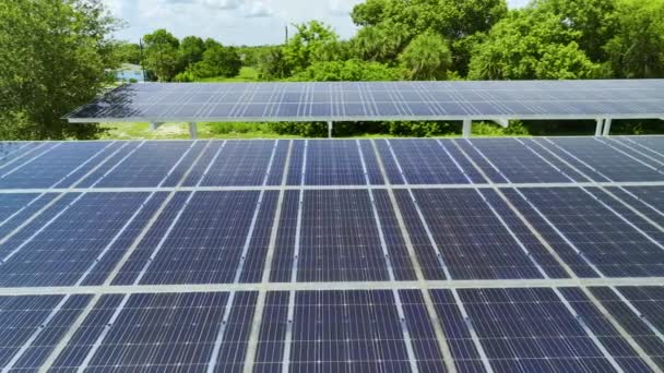 Aerial View Solar Panels Installed Shade Roof Parking Lot Parked — Vídeo de Stock