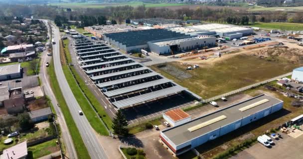 Vista Aérea Los Paneles Solares Instalados Estacionamiento Con Coches Estacionados — Vídeos de Stock