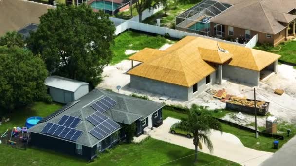 Casa Residenziale Con Tetto Coperto Con Pannelli Fotovoltaici Solari Produzione — Video Stock