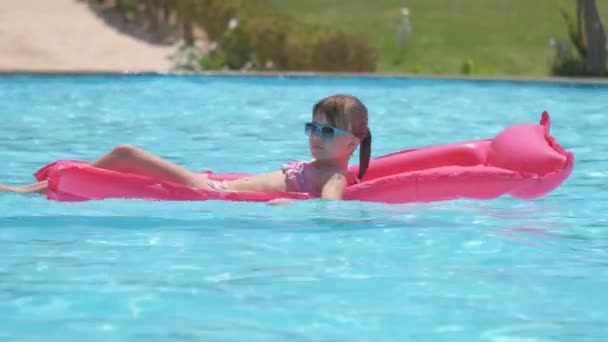 Giovane Gioiosa Bambina Che Diverte Nuotare Sul Materasso Gonfiabile Piscina — Video Stock