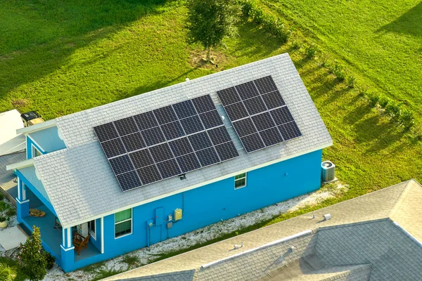 Telhado Construção Vista Aérea Com Fileiras Painéis Fotovoltaicos Solares Azuis — Fotografia de Stock