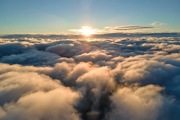 Pandangan Udara Dari Jendela Pesawat Ketinggian Tinggi Awan Padat Puffy — Stok Foto