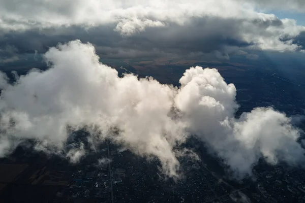 Luftaufnahme Aus Dem Flugzeugfenster Großer Höhe Einer Weit Entfernten Stadt — Stockfoto