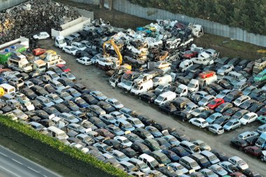 Hurdalığın hava manzaralı, hurda yığını bozuk arabaların olduğu bir yer. Eski araçların geri dönüşümü.