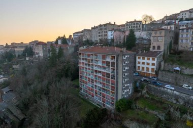 Fransa 'nın Auvergne-Rhone-Alpes bölgesindeki Puy-de-Dome departmanındaki Thiers kasabasının yoğun tarihi manzarası. Eski binaların çatıları ve gün batımında dar sokaklar.