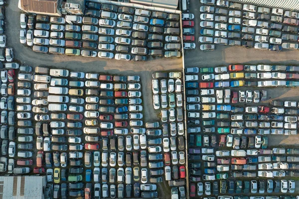廃棄された壊れた車の行を持つジャンクヤードの大きな駐車場の空中ビュー 旧車両のリサイクル — ストック写真