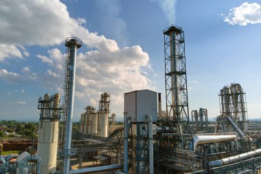 Petrol ve gaz rafinerisi yüksek rafineri fabrikası üretim yapısına sahip petrokimya fabrikasının havadan görünüşü.