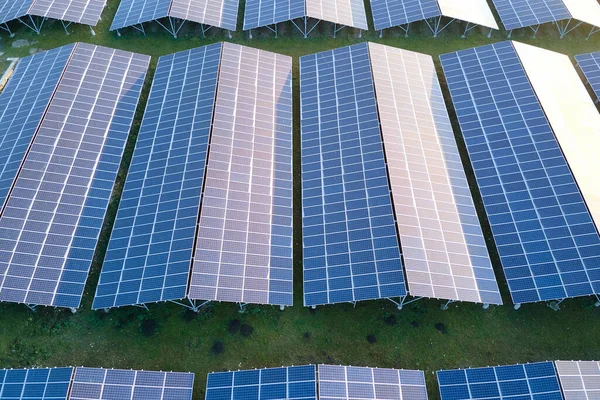 Temiz ekolojik elektrik enerjisi üretmek için sıra sıra güneş fotovoltaik panelleri olan sürdürülebilir büyük elektrik santralinin havadan görünüşü. Sıfır emisyon kavramı ile yenilenebilir elektrik
