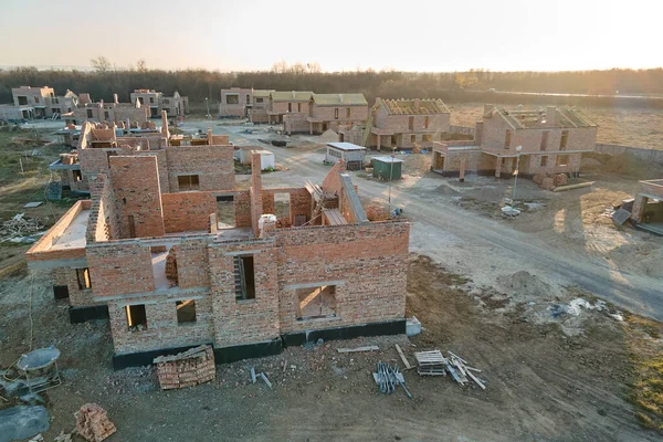 Vista Aérea Nuevas Viviendas Con Muros Ladrillo Construcción Zona Suburbana — Foto de Stock