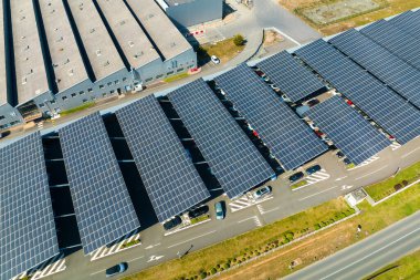 Otoparkın üzerine temiz enerjinin etkin üretimi için park etmiş arabaların güneş panelleri yerleştirildi..