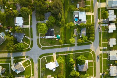 Banliyö manzarası. Akşamları Florida 'nın sakin bölgesinde yeşil palmiye ağaçları arasında özel evler var..