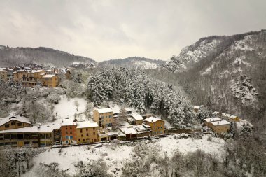 Fransa 'nın Auvergne-Rhone-Alpes bölgesindeki Puy-de-Dome departmanındaki Thiers kasabasının yoğun tarihi havası. Eski binaların çatıları ve kar yağarken dar sokaklar.