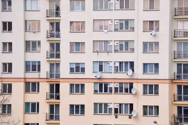 Détails Architecturaux Façade Moderne Immeuble Appartements Avec Nombreuses Fenêtres Balcons — Photo