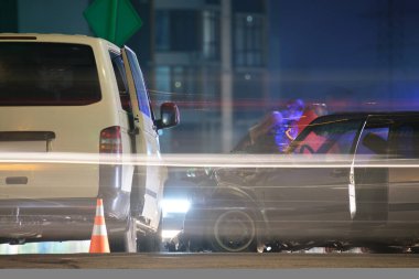 Gece şehir caddesinde çarpışmadan sonra trafik kazasında arabalar ağır kaza yaptı. Yol güvenliği ve sigorta kavramı.
