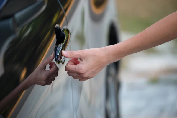 Fechar Mão Motorista Abrir Porta Frente Carro Com Toque Tecnologia — Fotografia de Stock