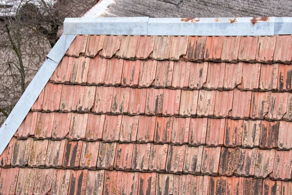 지붕을 베틀로 세라믹 타일의 표면을 클로즈업하는 — 스톡 사진