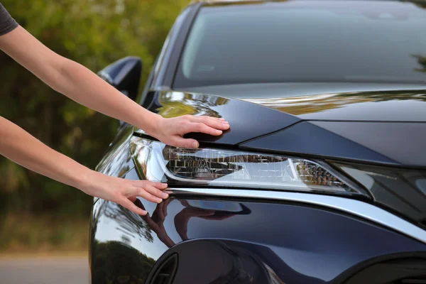 Motorista Feminina Mãos Verificando Farol Seu Carro Novo Compra Conceito — Fotografia de Stock