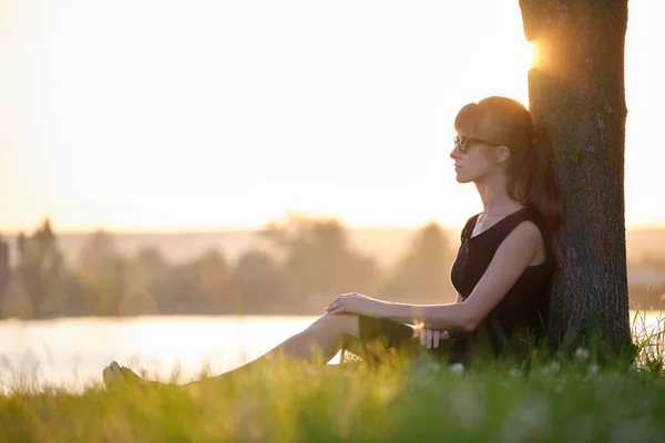 Samotna Młoda Kobieta Siedząca Samotnie Trawniku Nad Brzegiem Jeziora Ciesząca — Zdjęcie stockowe