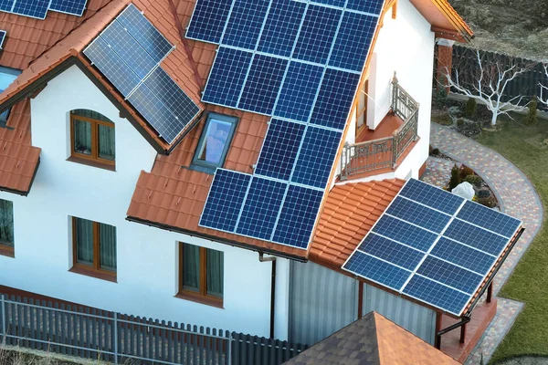 Private Home Roof Covered Solar Photovoltaic Panels Generating Clean Ecological — Stock Photo, Image