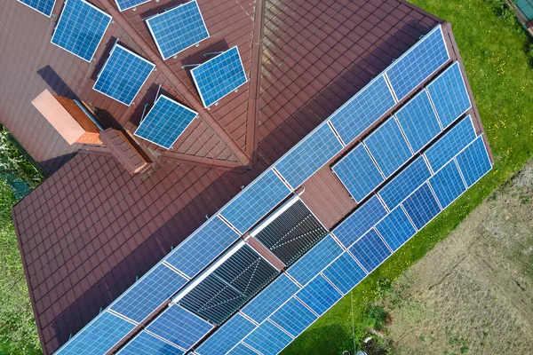 Privé Dak Bedekt Met Fotovoltaïsche Zonnepanelen Voor Het Opwekken Van — Stockfoto