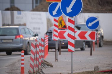 Yol çalışmaları trafik işaretlerini uyardı. Şehir caddesinde inşaat çalışması ve yavaş hareket eden arabalar..