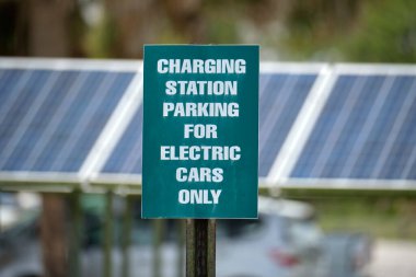 Sadece güneş enerjisiyle çalışan yenilenebilir enerji kaynaklarından elektrik yüklü elektrikli arabaları imzalayın..