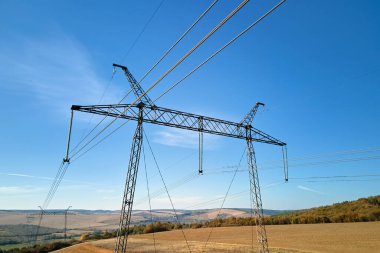 Yüksek voltajlı elektrik kablolarına sahip çelik sütun uzun mesafeli kablolardan elektrik enerjisi iletiyor..
