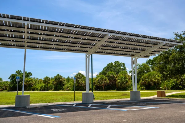 Solar Panels Installed Shade Roof Parking Lot Parked Electric Cars — Zdjęcie stockowe