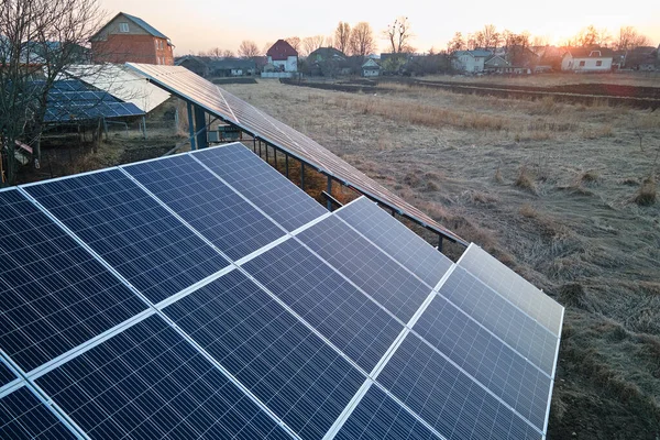 Słoneczne Panele Fotowoltaiczne Zamontowane Samodzielnej Ramie Podwórku Wytwarzania Czystej Ekologicznej — Zdjęcie stockowe
