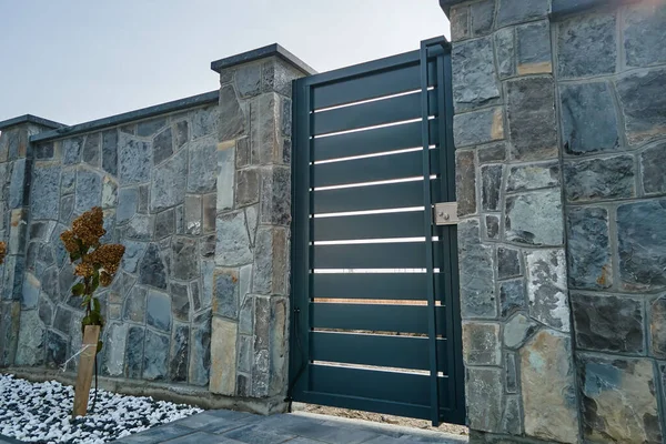 Stone High Fence Shut Iron Door Paved Yard Modern Style — Stock Photo, Image