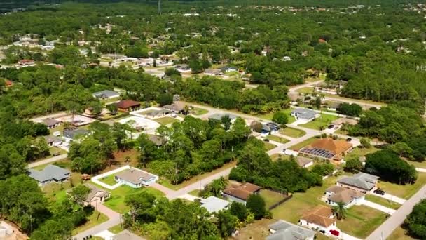 Letecká Krajina Pohled Příměstské Soukromé Domy Mezi Zelenými Palmami Floridě — Stock video