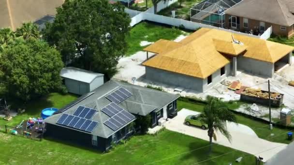 Vista Aerea Edificio Tetto Con File Pannelli Solari Fotovoltaici Blu — Video Stock
