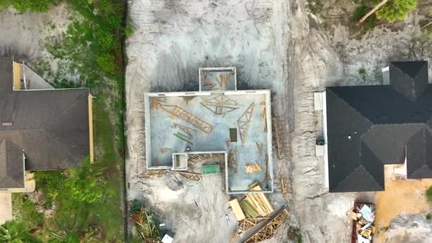Letecký Pohled Nedokončený Rám Soukromého Domu Výstavbě Cihlovými Betonovými Stěnami — Stock video