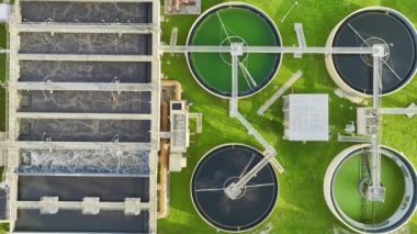 Kentsel atık su arıtma tesisindeki modern su temizleme tesisinin havadan görüntüsü. İstenmeyen kimyasalların, askıya alınmış katı maddelerin ve gazların kirlenmiş sıvılardan çıkarılması süreci.