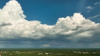 Kasvetli gökyüzünde kara fırtınalı bulutlar şekilleniyor. Şehir merkezine sağanak yağış gelmeden önce..