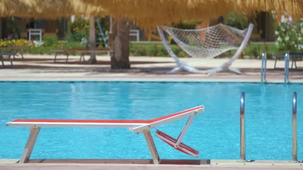 Leere Liegestühle Schwimmbadrand Sommerresort Urlaubs Und Ausflugskonzept — Stockvideo