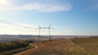 Elektrik hatları olan yüksek voltaj kulesi elektrik enerjisini kablolardan geçiriyor..