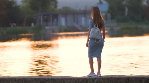Вид Ззаду Самотньої Жінки Стоїть Самоті Березі Озера Теплий Вечір — стокове відео