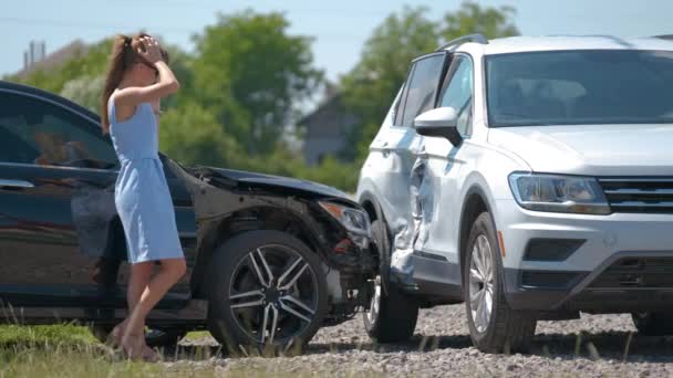 Stressed Driver Talking Sellphone Roadside Her Smashed Vehicle Calling Emergency — Stockvideo