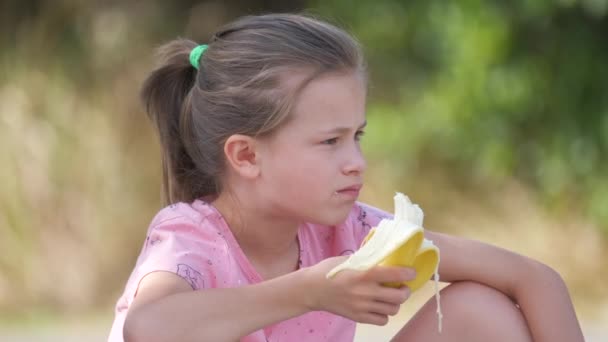 Junge Hübsche Kind Mädchen Essen Leckere Reife Bananen Naschen Freien — Stockvideo