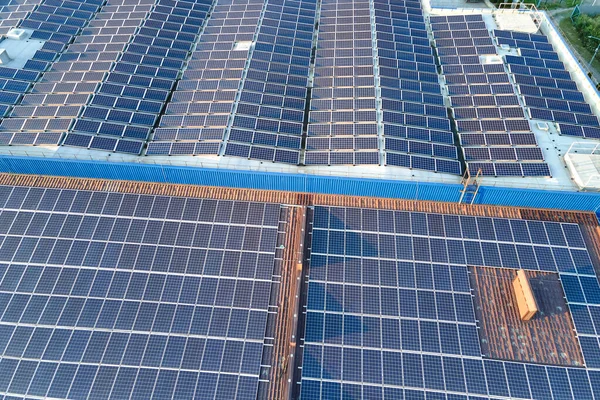 Vista Aerea Pannelli Solari Fotovoltaici Blu Montati Sul Tetto Edificio — Foto Stock